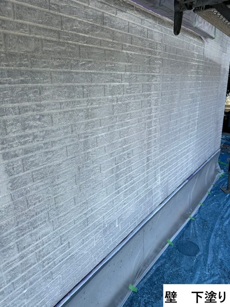 下塗りを行います。<br />
下塗りは屋根材と中塗り・上塗り塗料との接着力を強め、耐久性に優れた屋根塗膜を作り出す、大切な工程です。